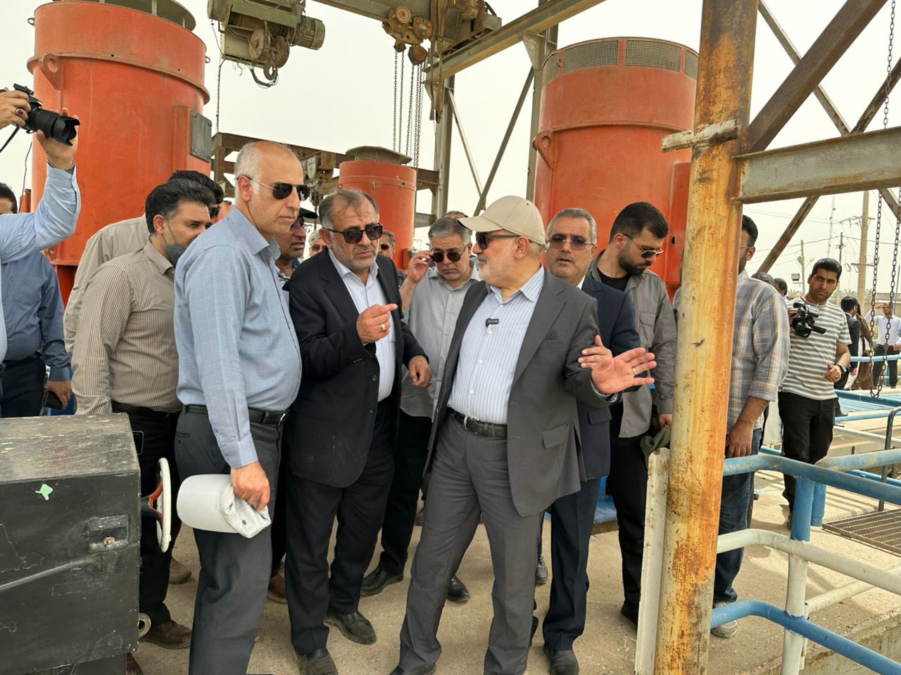 بازدید مدیرعامل سازمان آب و برق و استاندار خوزستان از پروژه‌های انتقال و تصفیه آب در شادگان  