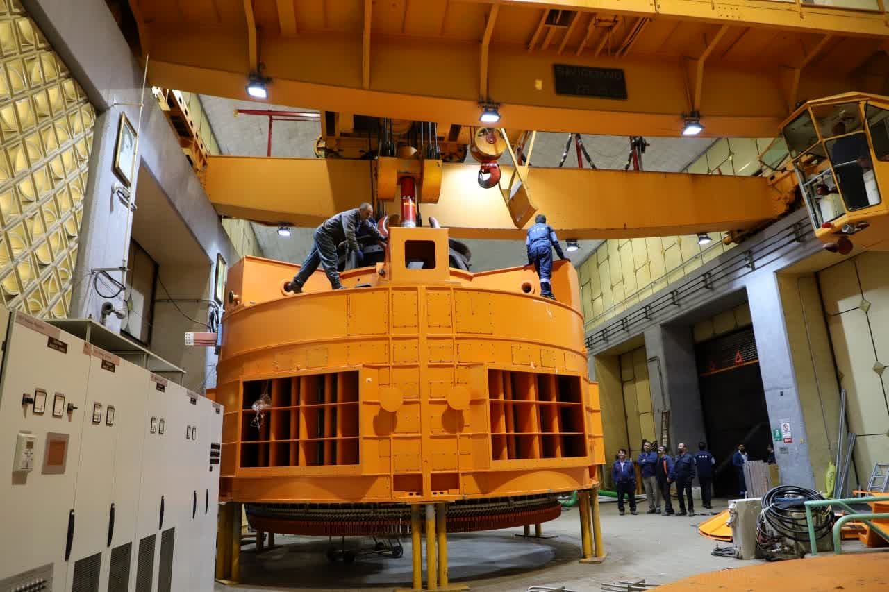 عملیات مونتاژ و نصب استاتور ۱۸۰ تنی واحد شماره ۳ نیروگاه سد دز انجام شد