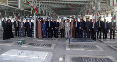 پاسداشت روز شهید با حضور مقامات سازمان آب و برق خوزستان در گلزار شهدای اهواز