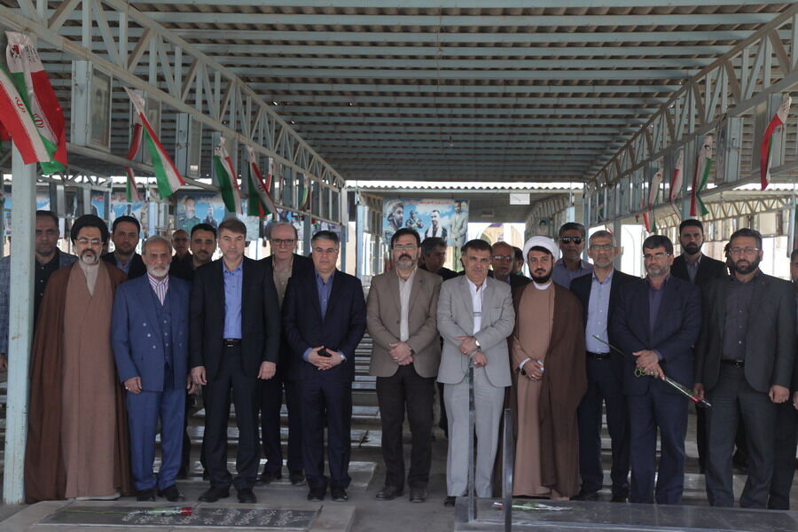 پاسداشت روز شهید با حضور مقامات سازمان آب و برق خوزستان در گلزار شهدای اهواز 