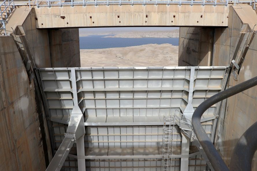 انجام عملیات آمادگی بهره برداری از دریچه های سرریز سد و نیروگاه کرخه