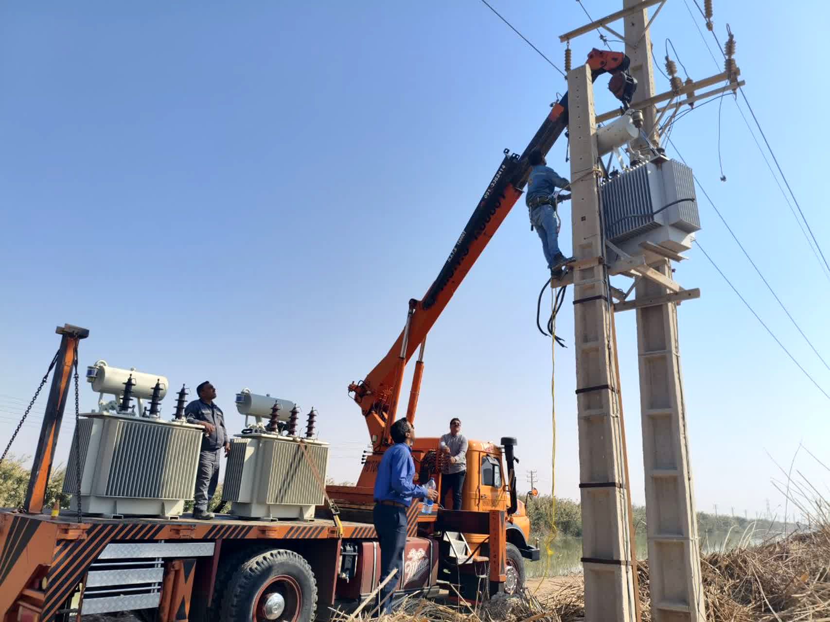اجرای عملیات تعویض دو دستگاه ترانسفورماتور ۴۰۰ کیلوولت در ایستگاه‌های پمپاژKQ8 و TB1(کارون جنوبی)