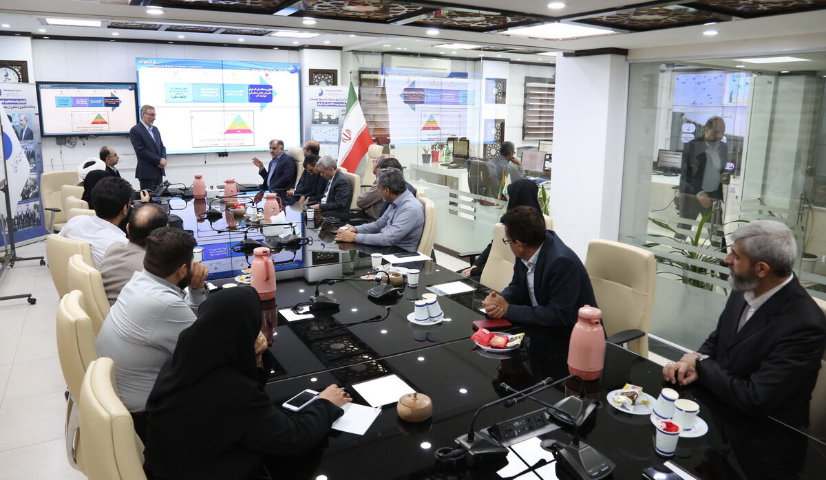 بازدید رییس ستاد ملی روایت پیشرفت نهاد ریاست جمهوری از رصدخانه آب و انرژی سازمان آب و برق خوزستان