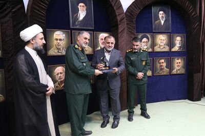 تقدیر از عباس صدریان‌فر به‌پاس توسعه و تقویت حرکت فرهنگی راهیان نور