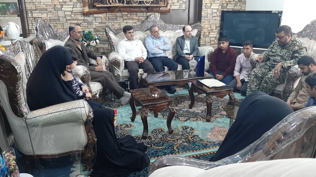 تجلیل از خانواده شهید مدافع حرم "نادر حمید" 