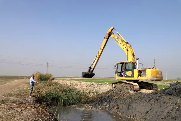 لایروبی زهکش های شبکه آبیاری رامهرمز