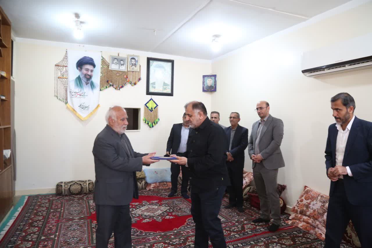 دیدار مدیرعامل سازمان آب و برق خوزستان با خانواده شهید مجید محمدی در ایذه