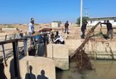 پاکسازی دریچه های سردهانه کانال اصلی شبکه پنج هزار هکتاری شاوور 