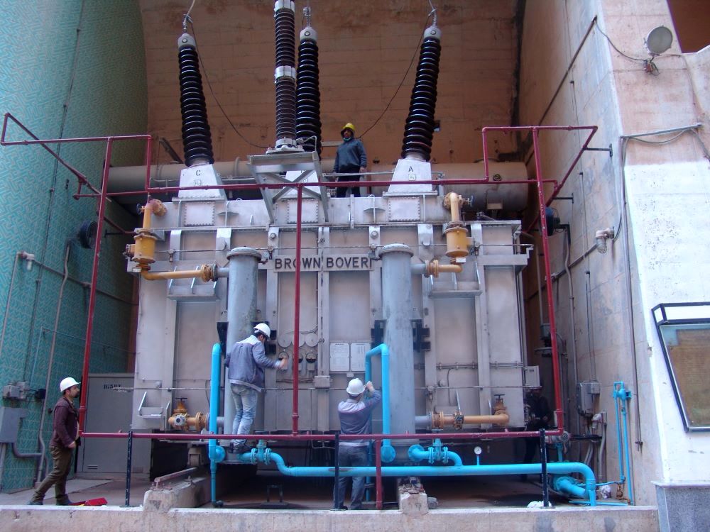 تعویض واشرهای آب بند بوشینگ اولیه ترانسفورمر قدرت واحد شماره ۷ نیروگاه دز