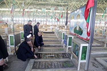 پاسداشت روز شهید با حضور مقامات سازمان آب و برق خوزستان در گلزار شهدای اهواز