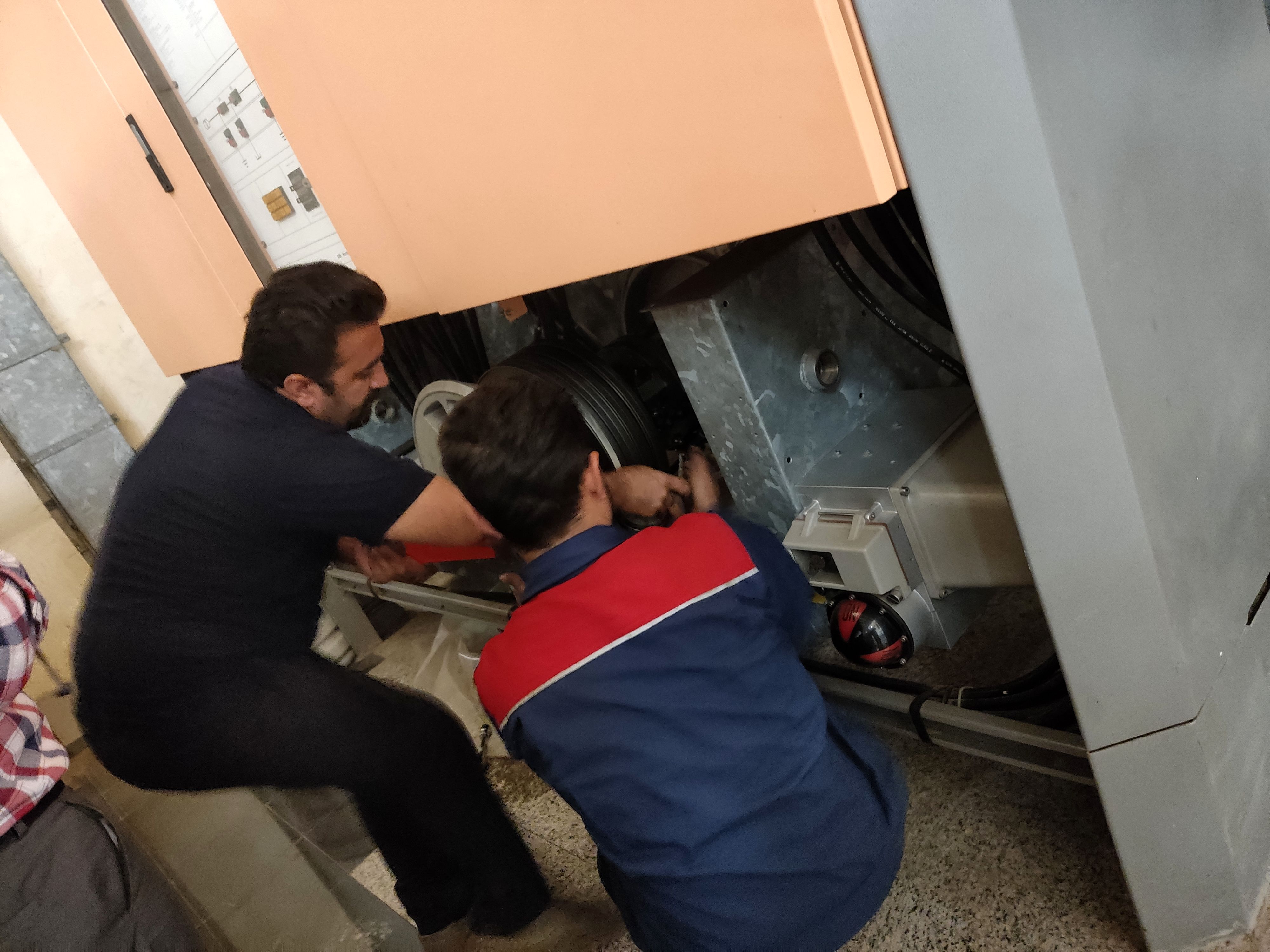 تعمیرات اساسی درایو هیدرولیک کلید خروجی ژنراتور (GCB) واحد شماره 2 نیروگاه کرخه