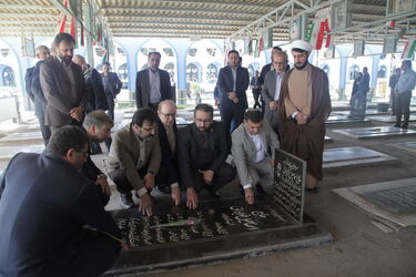 پاسداشت روز شهید با حضور مقامات سازمان آب و برق خوزستان در گلزار شهدای اهواز