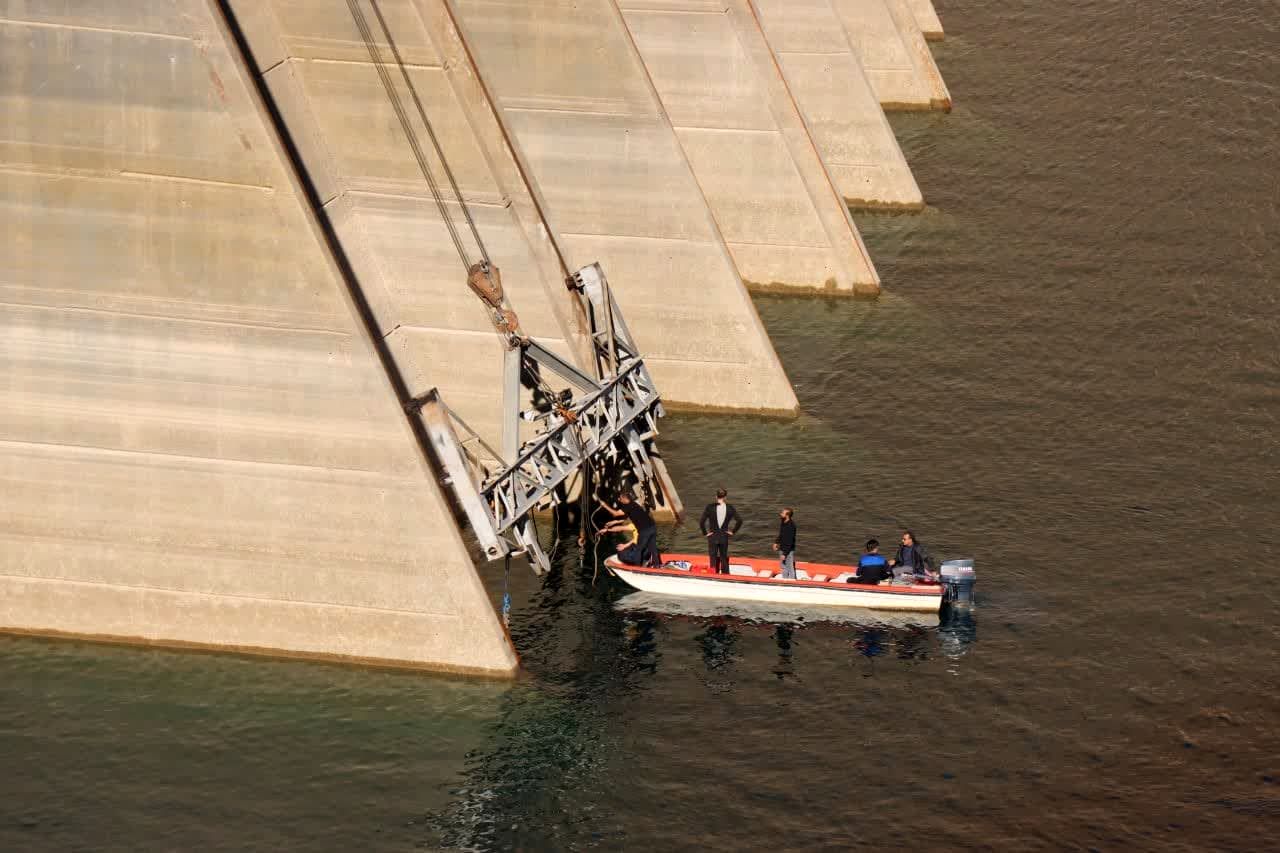 رفع اشکال از استابلاگ دریچه آبگیر واحد شماره 4 سد شهید عباسپور