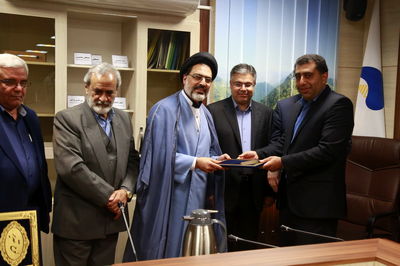 از کارگران نمونه سازمان آب و برق خوزستان در سال 1395 تجلیل شد