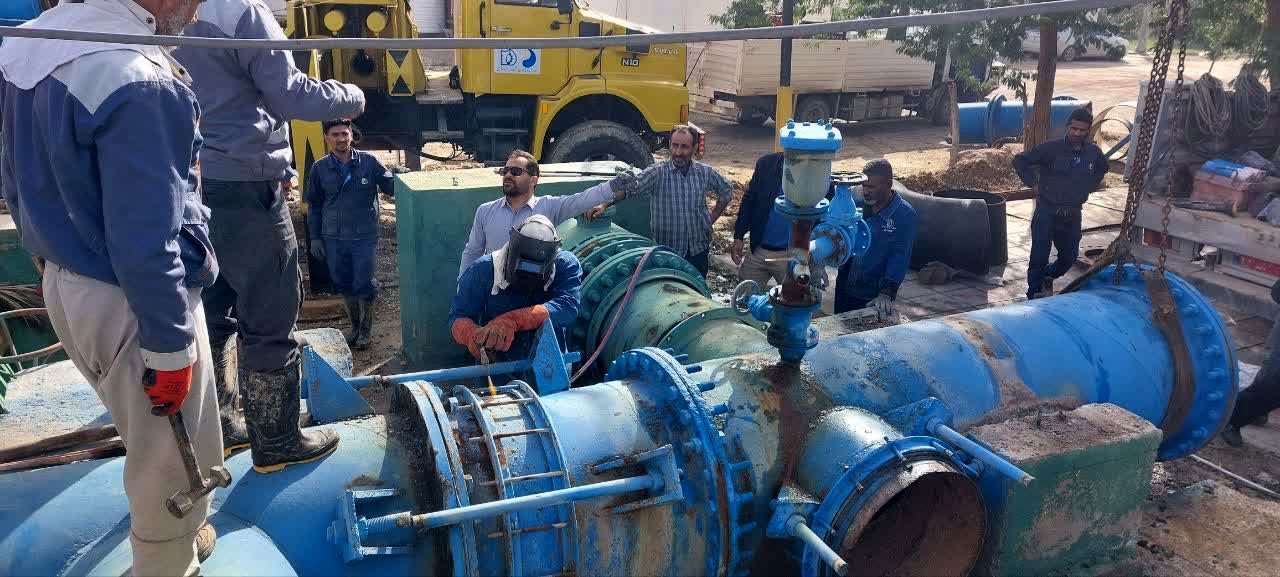 عملیات تعویض خط لوله و اتصالات هدر ۹۰۰ میلیمتری تلمبه خانه امیدیه شرکت آب جنوب شرق انجام شد