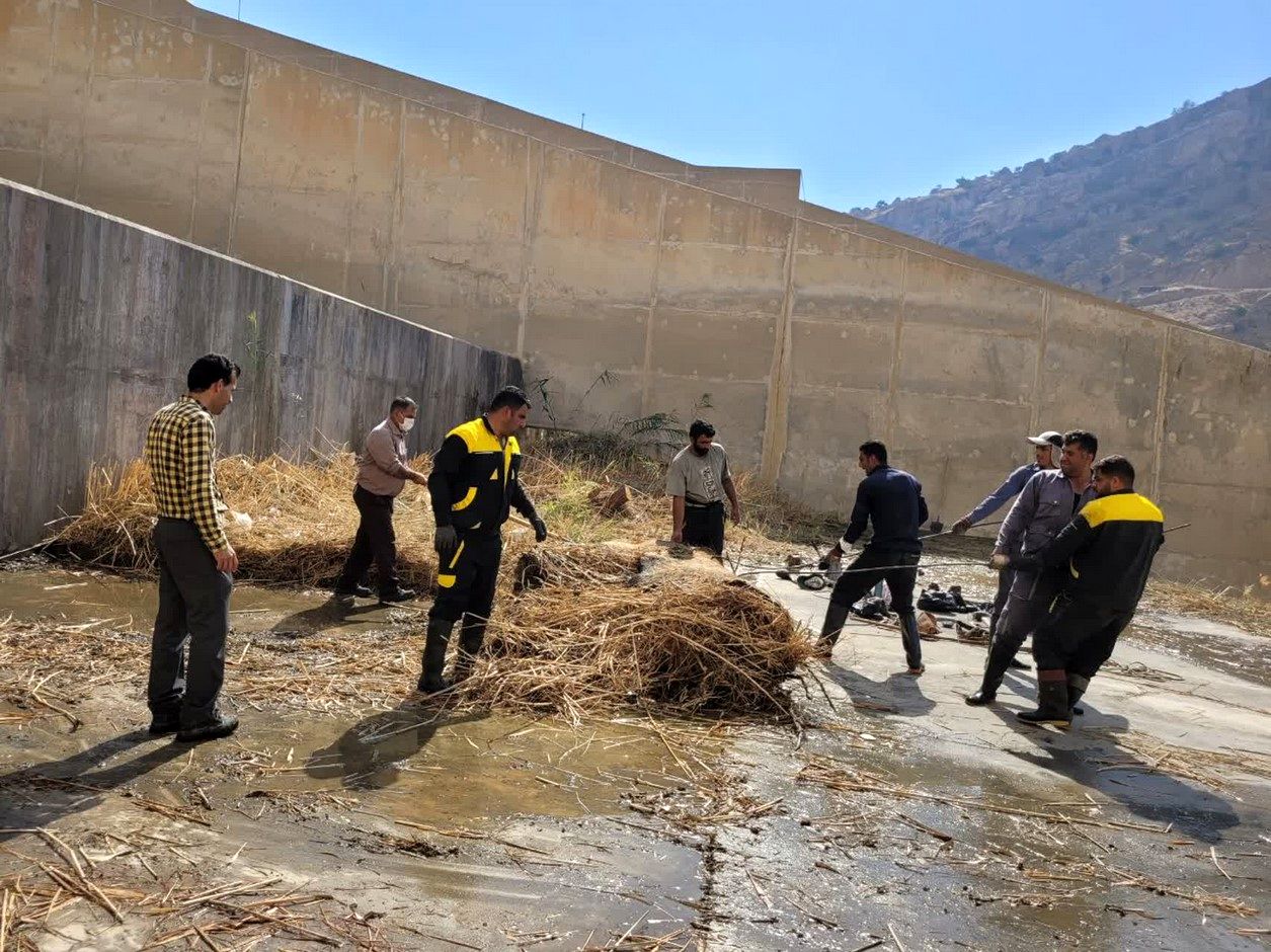 عملیات پاکسازی شوت سرریز سد مسجدسلیمان با موفقیت انجام شد