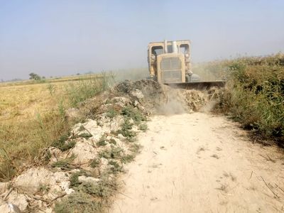 اجرای عملیات تسطیح و رگلاژ باند زهکش های شبکه آبیاری میان آب 