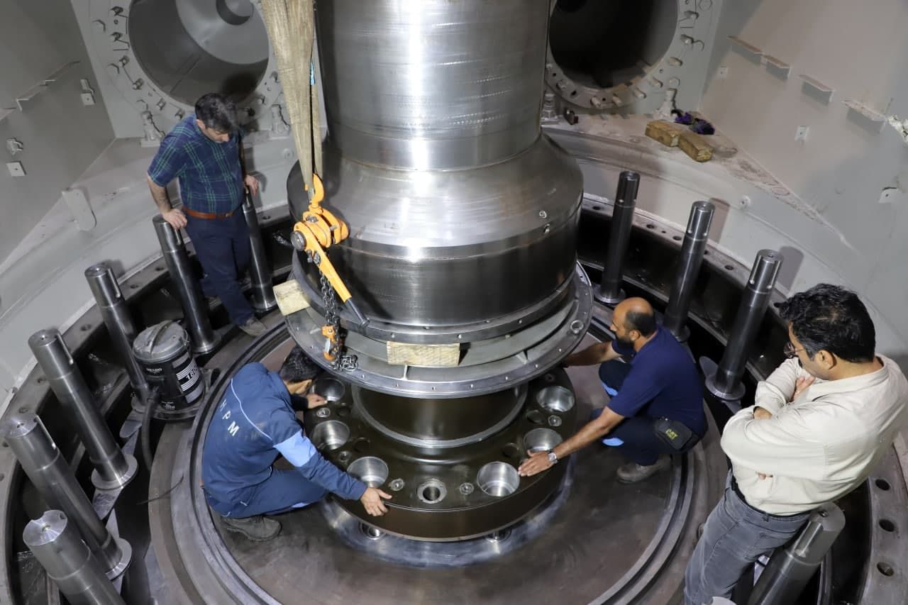 عملیات نصب شافت ۲۲ تنی واحد شماره ۲ سد دز با موفقیت انجام شد