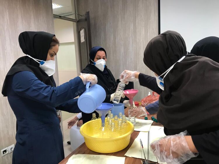 گزارش تصویری از فعالیت بسیج سازمان آب و برق در ارسال مواد ضدعفونی به مناطق محروم