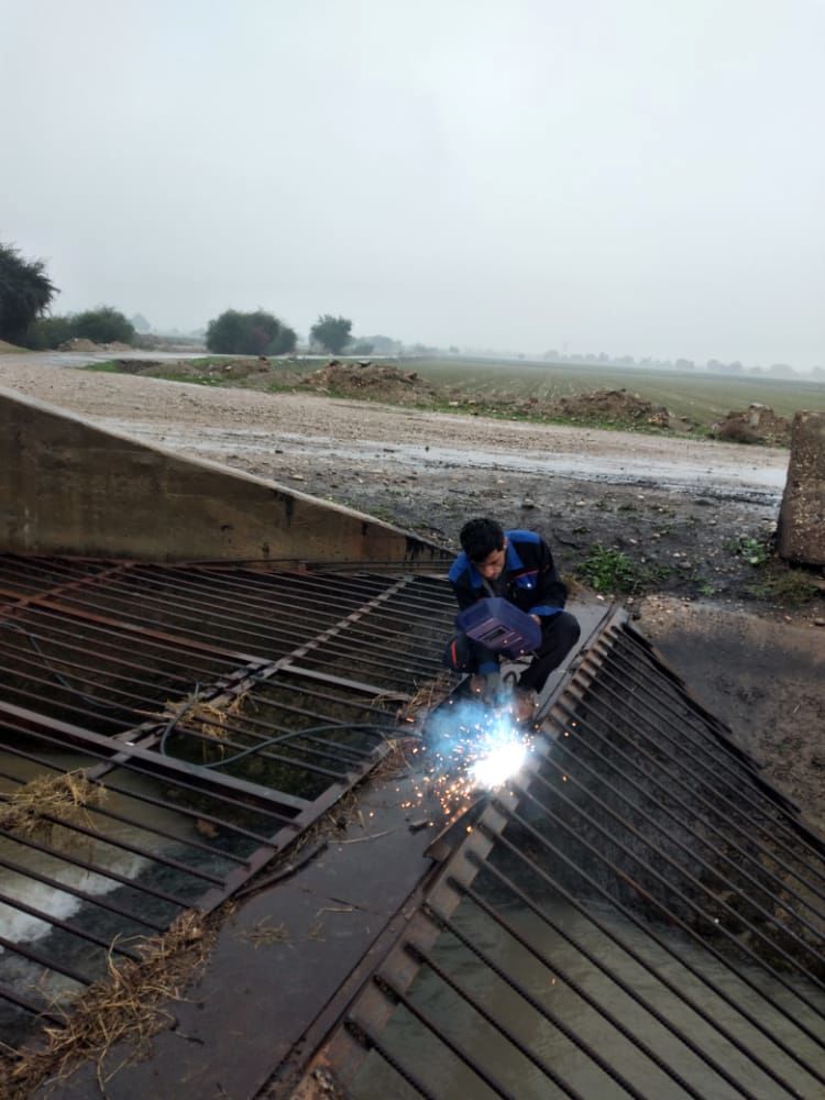 ساخت و نصب دو دستگاه آشغالگیر فلزی بر روی سیفون کانال شرقی شبکه آبیاری عقیلی