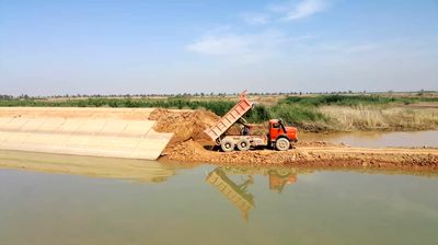 انسداد شکستگی هشتم کانال Amc توسط پرسنل فنی شرکت کرخه و شاوور

