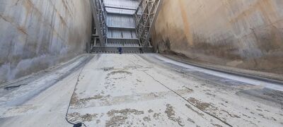 آغاز اصلاح خوردگی های ناشی از کاویتاسیون در سطوح سازه سرریزهای سد شهید عباسپور 