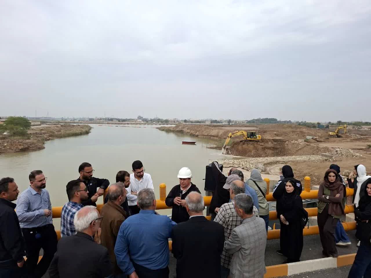 بازدید کاروان راهیان سازندگی نظام مهندسی خوزستان از پروژه‌ی سد سلولی بالادست بهمنشیر؛ تاکید بر نقش پروژه در مهار شوری و تثبیت جریان آب