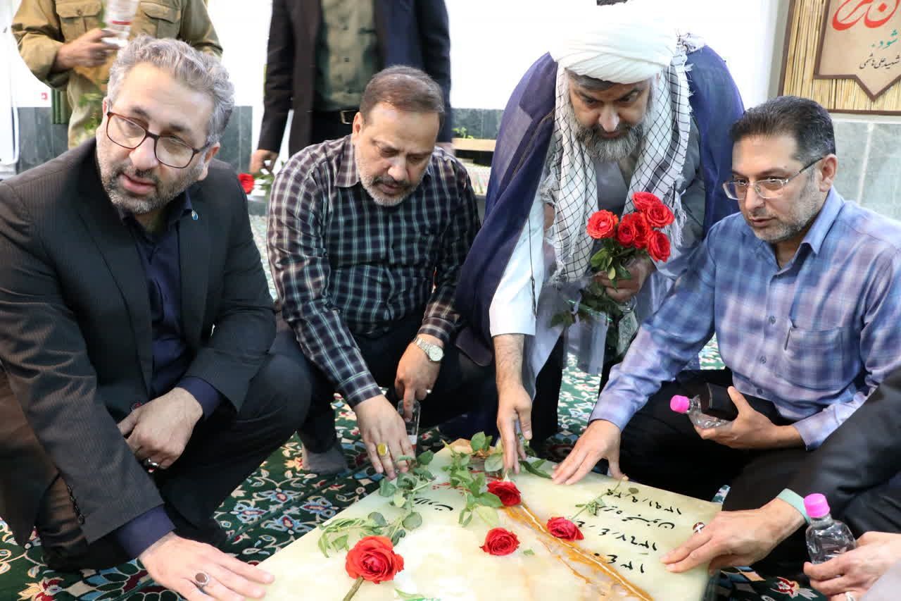 گزارش تصویری از عطر افشانی گلزار مطهر شهدای اهواز، توسط گروهی از مدیران و کارکنان سازمان آب و برق خوزستان، بمناسبت هفته دفاع مقدس
