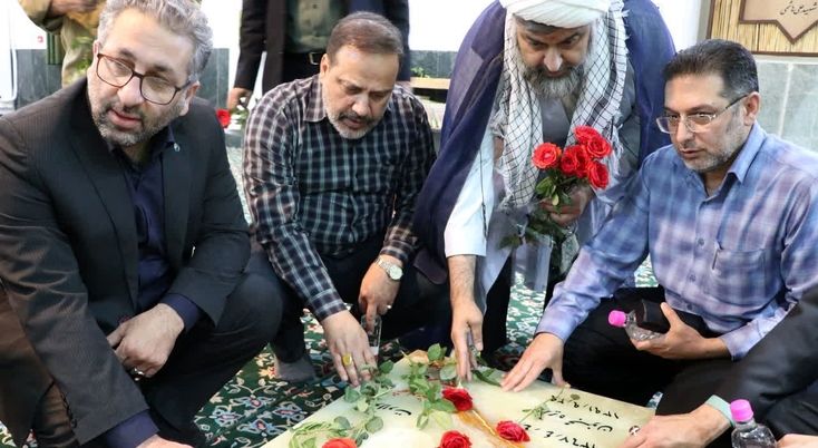 گزارش تصویری از عطر افشانی گلزار مطهر شهدای اهواز، توسط گروهی از مدیران و کارکنان سازمان آب و برق خوزستان، بمناسبت هفته دفاع مقدس
