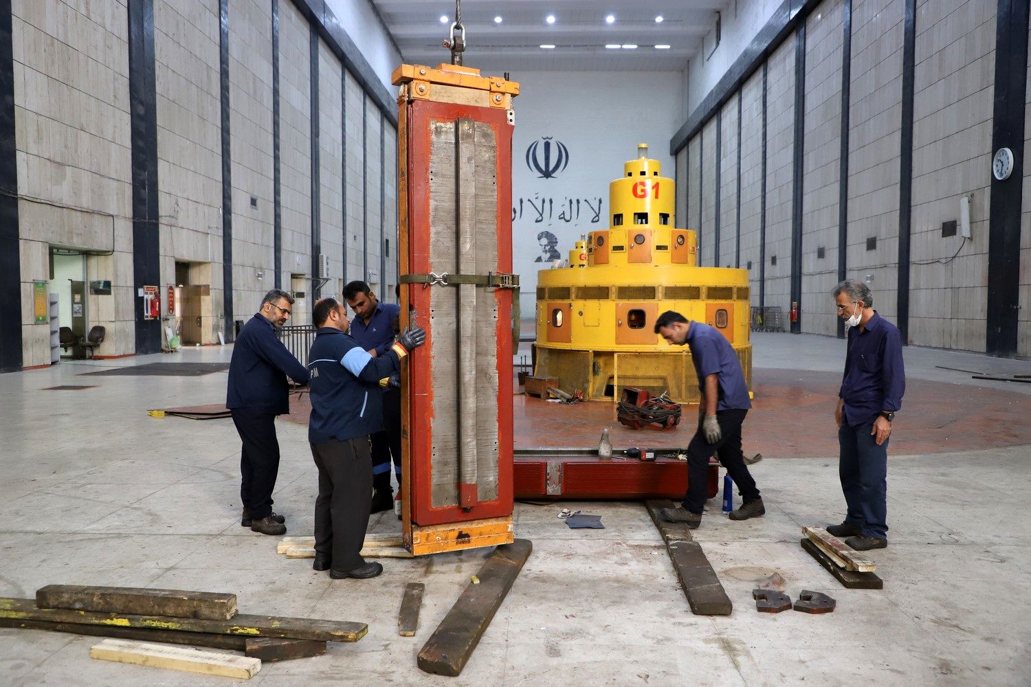 عیب یابی و تعویض ۴ عدد قطب از روتور واحد شماره یک نیروگاه شهید عباسپور