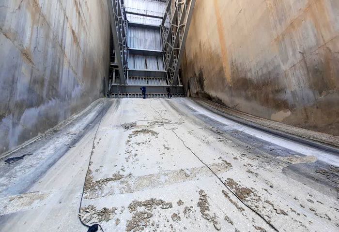 اتمام عملیات اصلاح خوردگی های ناشی از کاویتاسیون در سطوح سازه سرریزهای سد شهید عباسپور