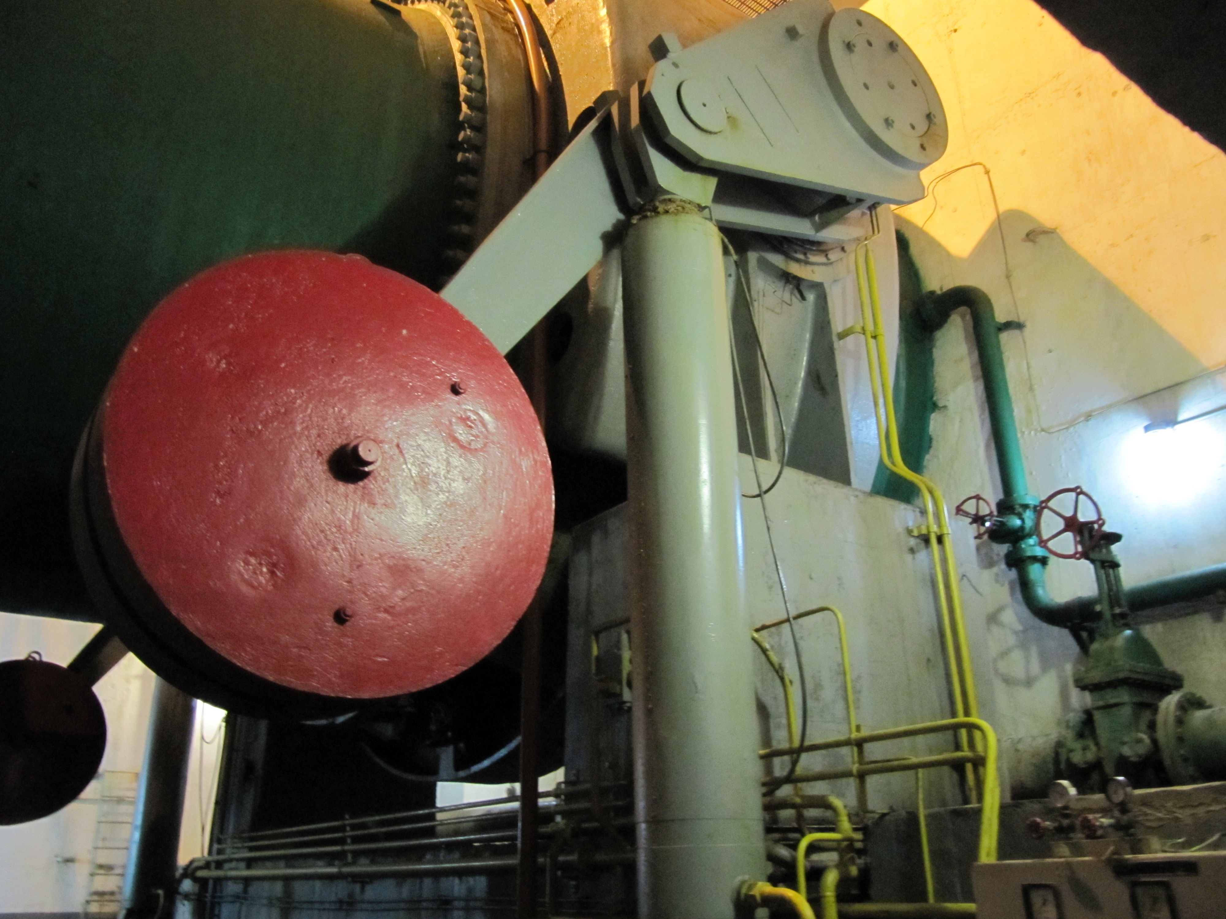  ترمیم بازوی آسیب دیده شیرپروانه ای نیروگاه دوم سد شهید عباسپور