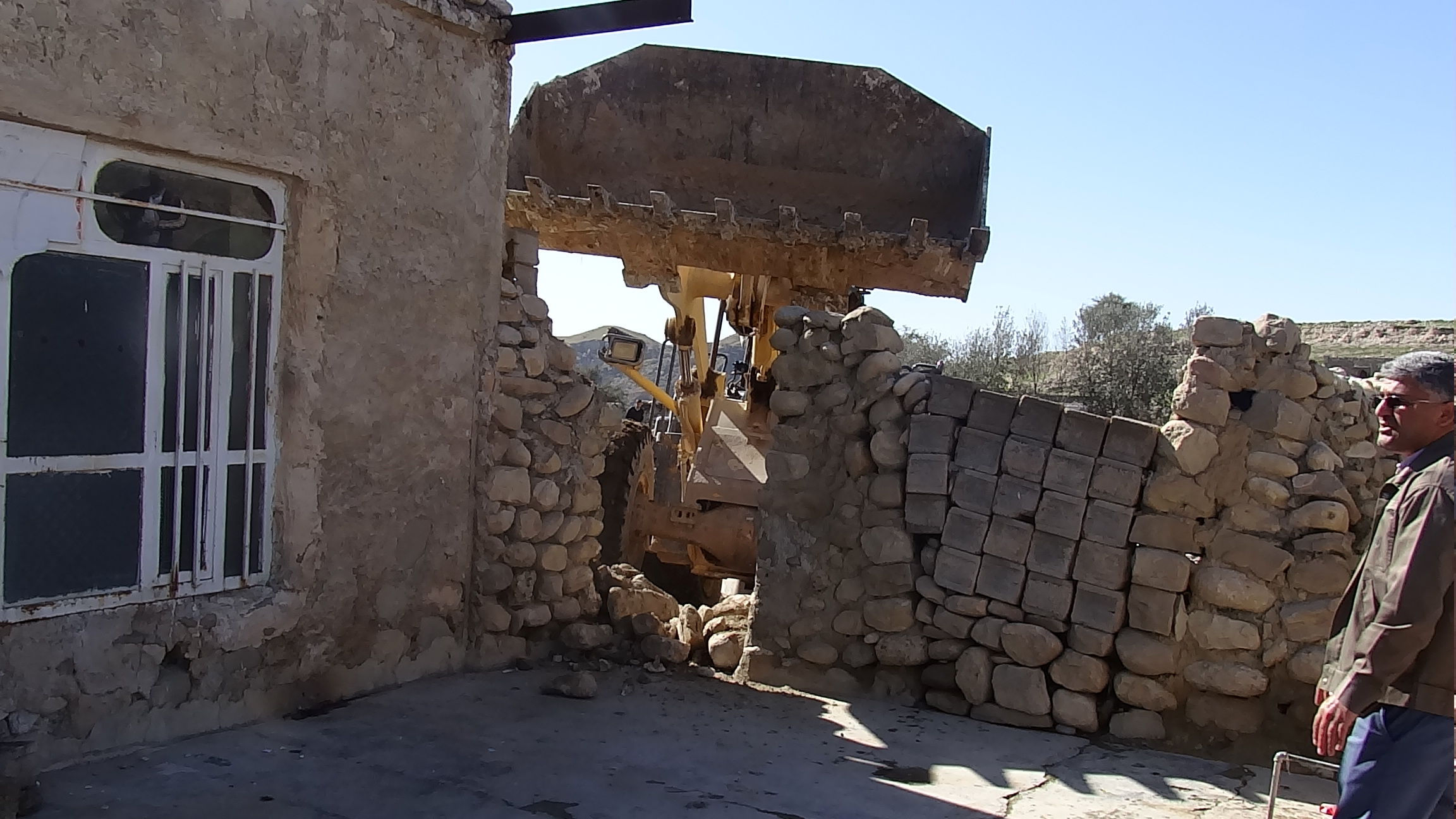 مرحله دوم تخریب مستحدثات و تصرفات در حریم بستر دریاچه سد مخزنی جره انجام شد