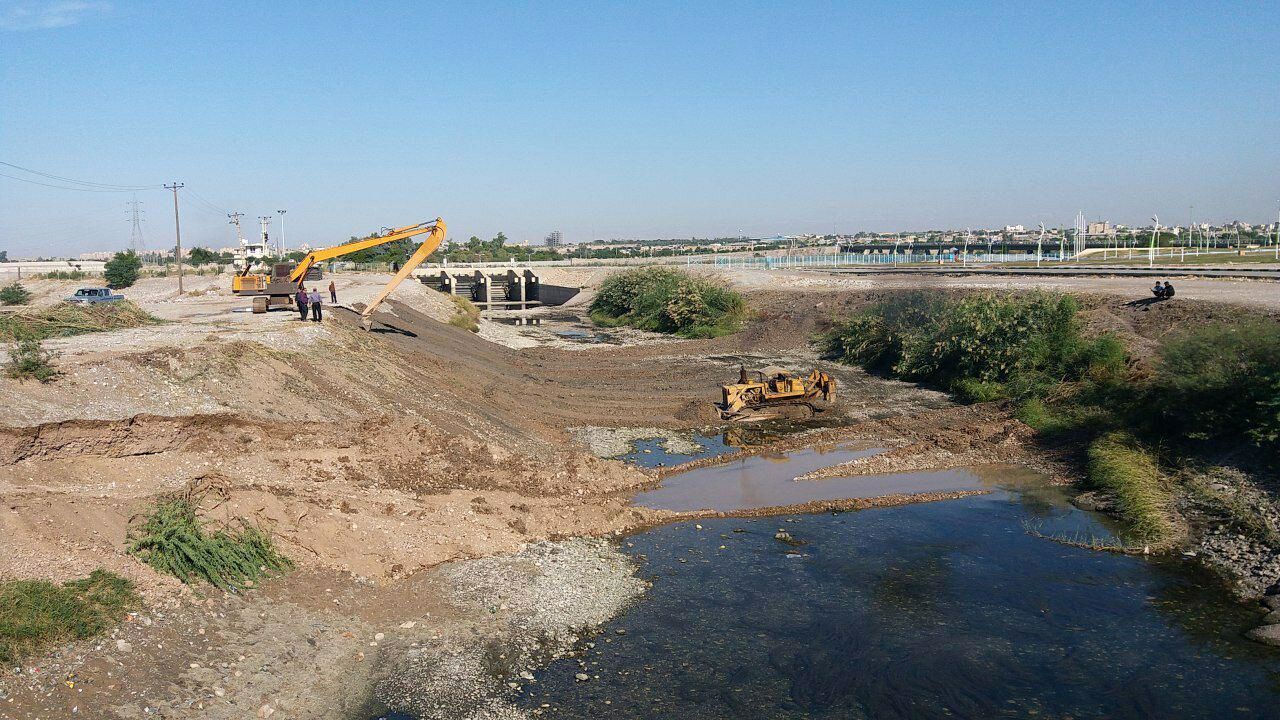 لایروبی کانال آبرسان اصلی منطقه شرق شبکه آبیاری دز