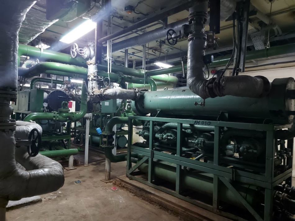 آغاز عملیات تعمیر و بازسازی چیلر خنک کننده سیستم تهویه نیروگاه دوم سد شهید عباسپور