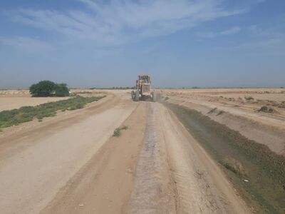 عملیات تسطیح، رگلاژ و علفچینی باند کانال های شبکه آبیاری شمال شرق اهواز انجام شد