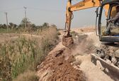 عملیات ترمیم بدنه خاکی یکی از  کانال‌های شبکه آبیاری ابوحمیظه در شرکت آبیاری کرخه و شاوور انجام شد
