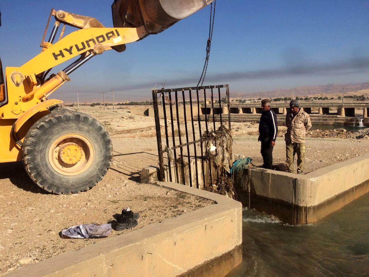 پاک سازی و تمیزکاری آشغالگیرهای متحرک کانال اصلی شبکه جایزان