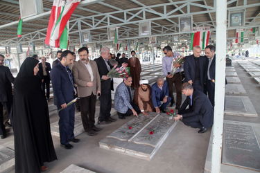 پاسداشت روز شهید با حضور مقامات سازمان آب و برق خوزستان در گلزار شهدای اهواز