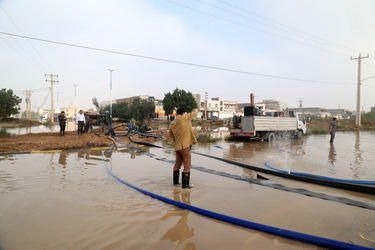 بسیج سازمان آب و برق خوزستان برای دفع آب های سطحی