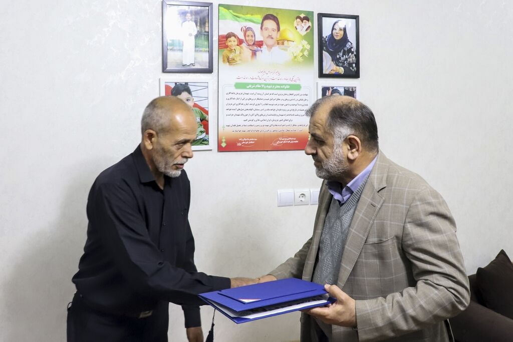 دیدار مدیرعامل سازمان آب و برق خوزستان با خانواده شهدای دفاع مقدس ۱۲ روزه 