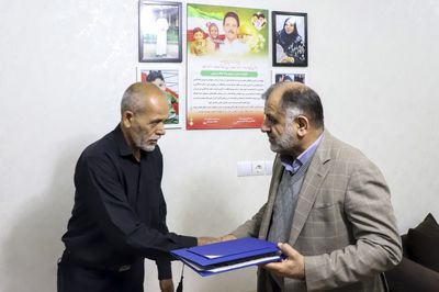 دیدار مدیرعامل سازمان آب و برق خوزستان با خانواده شهدای دفاع مقدس ۱۲ روزه 