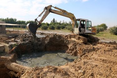 لايروبي مخازن ذخيره آب شرب چم خلف شهرستان هنديجان انجام شد.