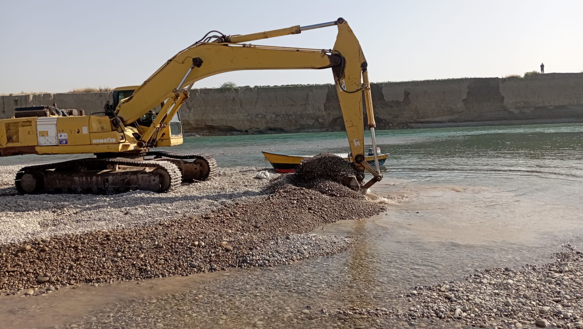 عملیات لایروبی و خاکبرداری رودخانه کارون در مقطع روستای بنه مرتضی، منطقه عقیلی شهرستان گتوند آغاز شد