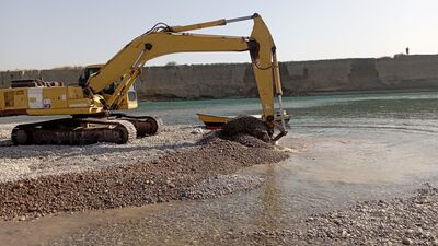 عملیات لایروبی و خاکبرداری رودخانه کارون در مقطع روستای بنه مرتضی، منطقه عقیلی شهرستان گتوند آغاز شد