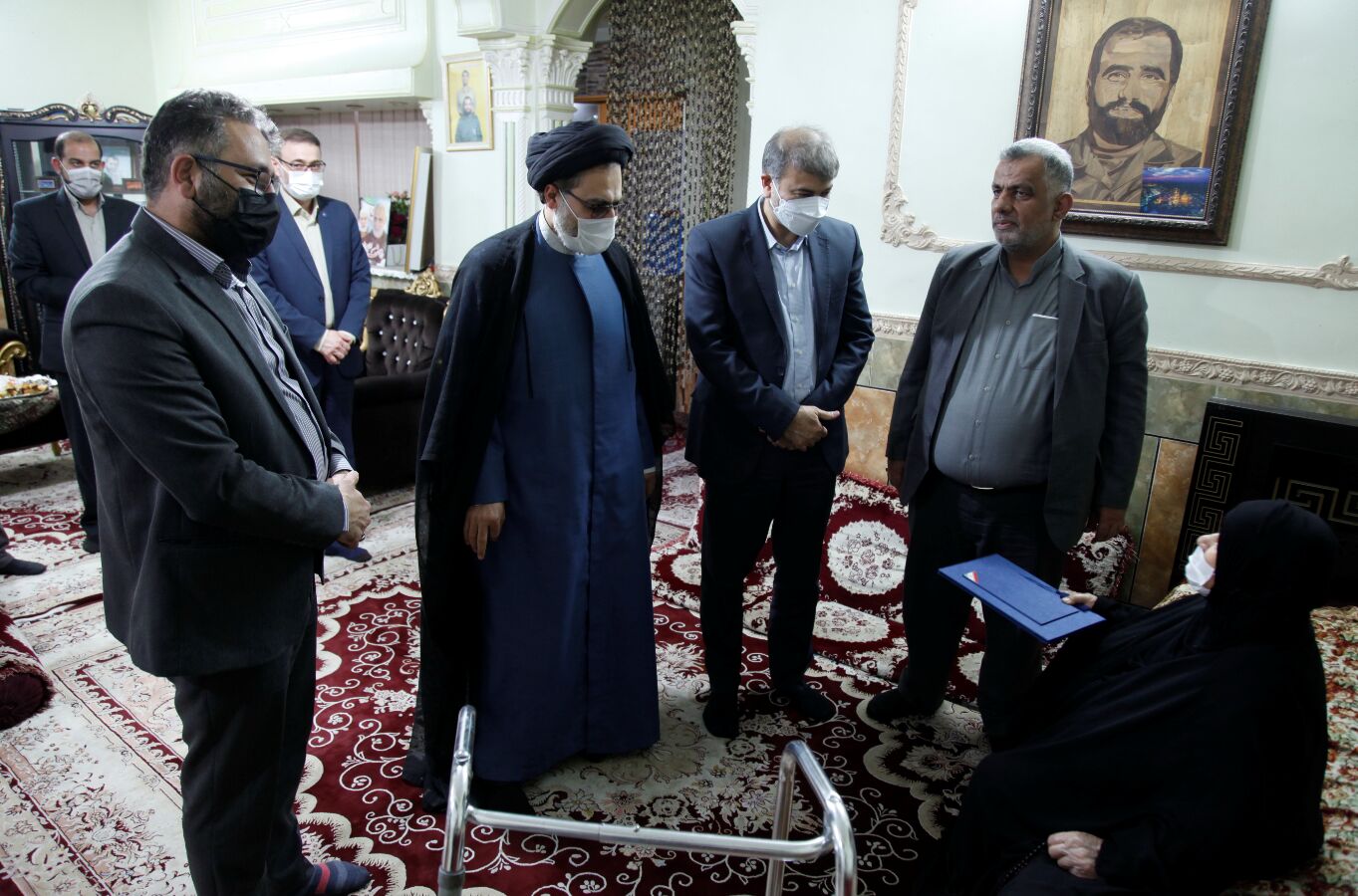 دیدار مدیرعامل سازمان آب و برق خوزستان با خانواده سردار شهید "علی هاشمی" و جانباز همکار "وهاب ثعلبی"