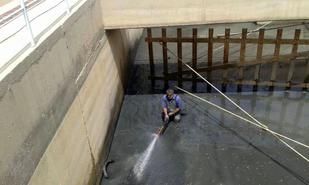 اورهال و لایروبی دکانتورهای بندر امام خمینی (ره) در حال انجام است