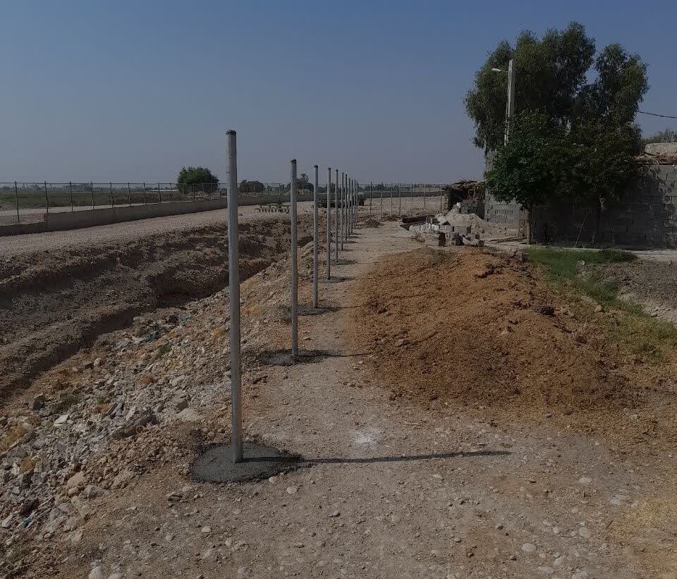 عملیات فنس‌کشی در حریم زهکش شبکه آبیاری رامهرمز انجام شد