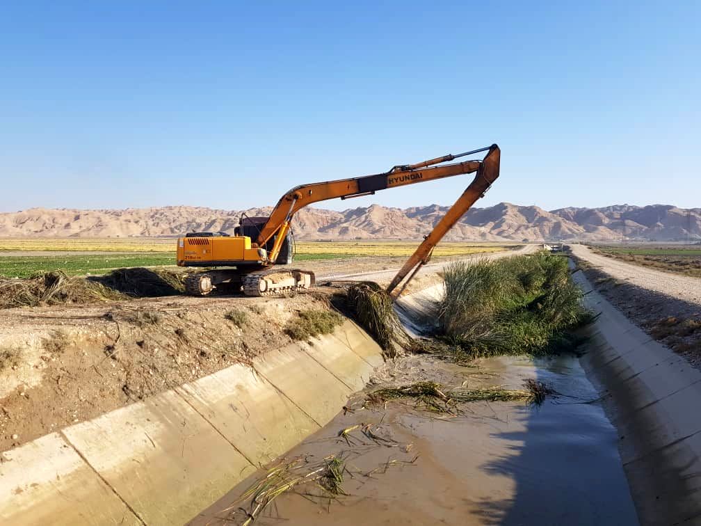  اتمام 95 درصدی عملیات لایروبی، لجن برداری و بوته کنی در سطح شبکه های آبیاری زهره و جراحی