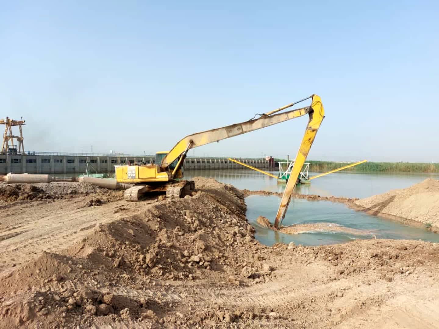 آغاز عملیات انتقال دستگاه لایروب ۱۲۰۰ به ایستگاه پمپاژ طره بخاخ